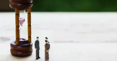 Споры с работодателем: когда пора к юристу